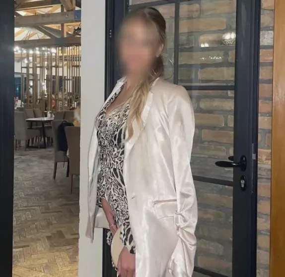 Eva, 25
